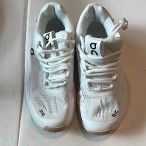 Womens The Roger Court Tennis Shoes New without box